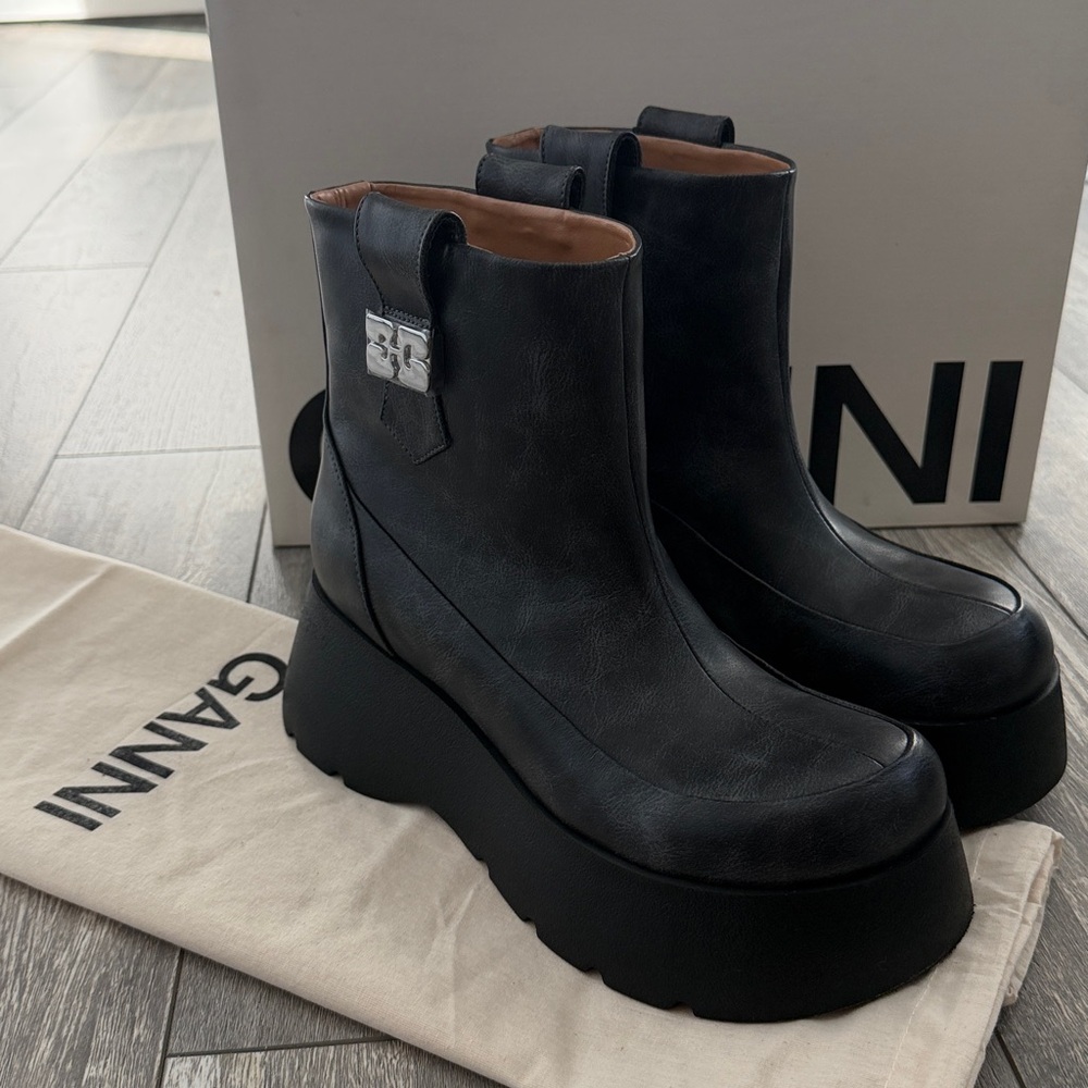 New in Box Size 39 Women’s Ganni
Kat Low Vintage Ankle Boots - Picture 4 of 17